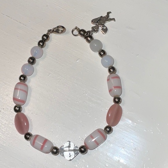 Unmarked Cupid Charm Pink Clear & White Beads With Silver-Tone Findings Bracelet - Picture 4 of 9